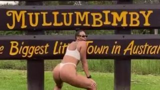 Liz Cambage twerking big ass outside!!!